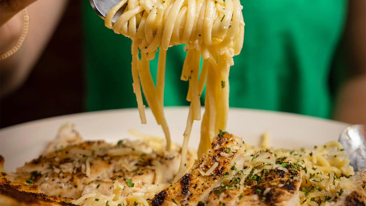 spaghetti with chicken swirled on fork