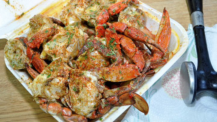 Plate of garlic crabs and mallet from Ravenel Seafood.